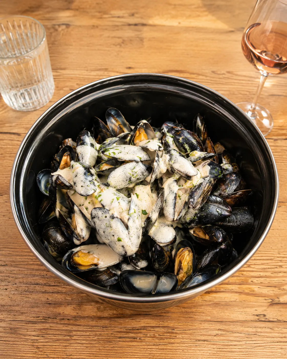 Les moules frites du Manuia, sauce marinière et frites fraîches